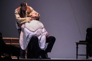 Recenze: Žralok požírá Tower Bridge. Ve Státní opeře hrají muzikál Sweeney Todd - Seznam Zprávy